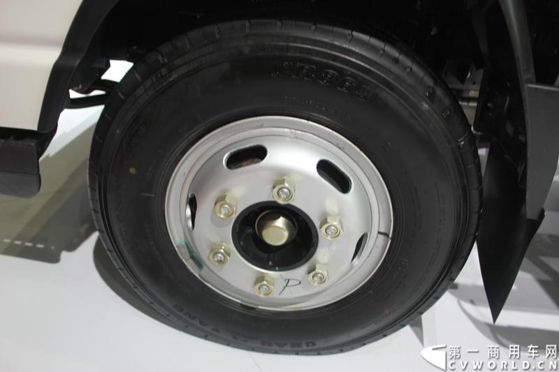   2014年11月20日-23日, 2014广州国际商用车展在广州琶洲中国进出口商品交易会展馆B区举行。作为国内主流商用车企业之一，此次江淮汽车携旗下帅铃全系主力车型及帅铃威司达中卡亮相。图为江淮帅铃HFC 1081P71K1C6型载货车