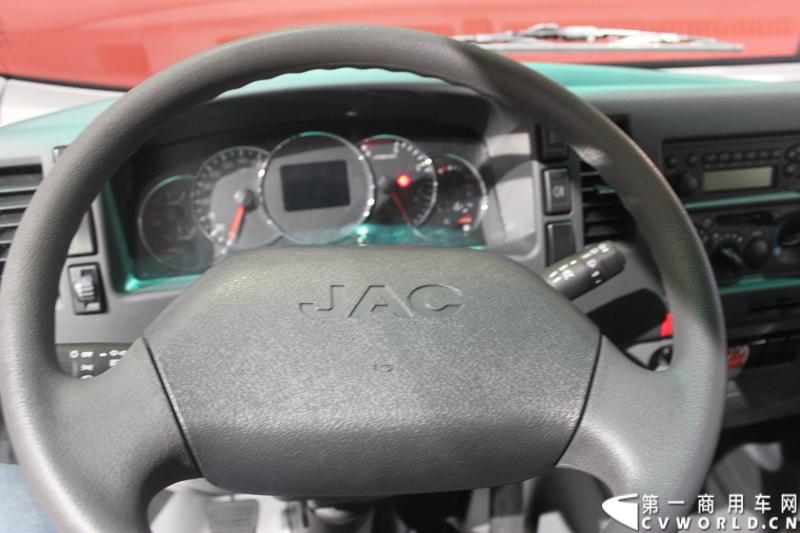   2014年11月20日-23日, 2014广州国际商用车展在广州琶洲中国进出口商品交易会展馆B区举行。作为国内主流商用车企业之一，此次江淮汽车携旗下帅铃全系主力车型及帅铃威司达中卡亮相。图为江淮帅铃HFC 1081P71K1C6型载货车