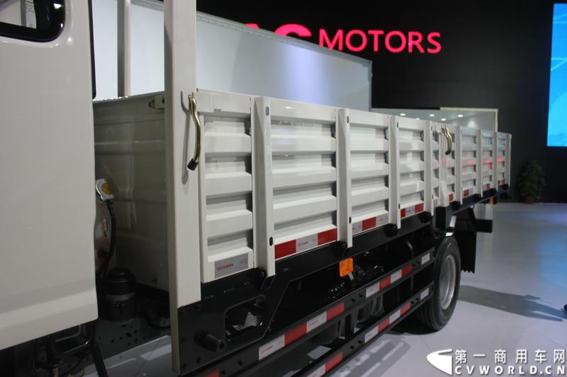   2014年11月20日-23日, 2014广州国际商用车展在广州琶洲中国进出口商品交易会展馆B区举行。作为国内主流商用车企业之一，此次江淮汽车携旗下帅铃全系主力车型及帅铃威司达中卡亮相。图为江淮帅铃HFC 1081P71K1C6型载货车