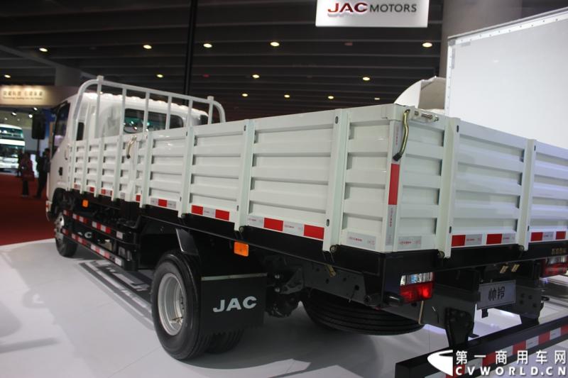   2014年11月20日-23日, 2014广州国际商用车展在广州琶洲中国进出口商品交易会展馆B区举行。作为国内主流商用车企业之一，此次江淮汽车携旗下帅铃全系主力车型及帅铃威司达中卡亮相。图为江淮帅铃HFC 1081P71K1C6型载货车