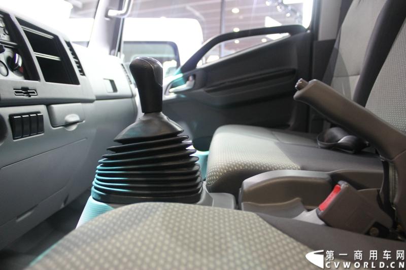   2014年11月20日-23日, 2014广州国际商用车展在广州琶洲中国进出口商品交易会展馆B区举行。作为国内主流商用车企业之一，此次江淮汽车携旗下帅铃全系主力车型及帅铃威司达中卡亮相。图为江淮帅铃HFC 5048XXYP71K1C2型载货车 