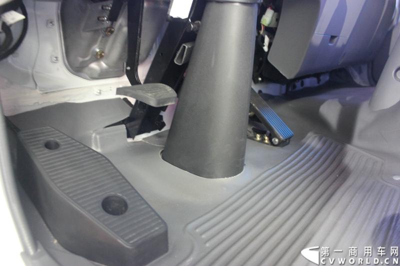   2014年11月20日-23日, 2014广州国际商用车展在广州琶洲中国进出口商品交易会展馆B区举行。作为国内主流商用车企业之一，此次江淮汽车携旗下帅铃全系主力车型及帅铃威司达中卡亮相。图为帅铃W系威司达 