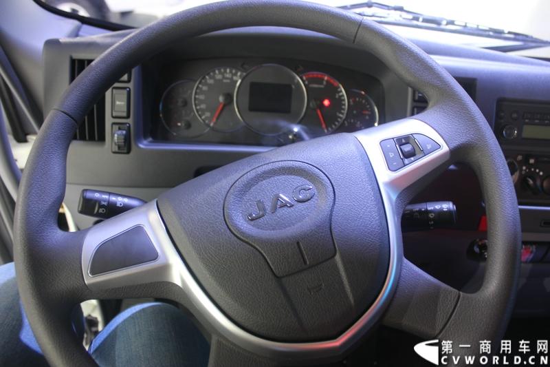   2014年11月20日-23日, 2014广州国际商用车展在广州琶洲中国进出口商品交易会展馆B区举行。作为国内主流商用车企业之一，此次江淮汽车携旗下帅铃全系主力车型及帅铃威司达中卡亮相。图为帅铃W系威司达 