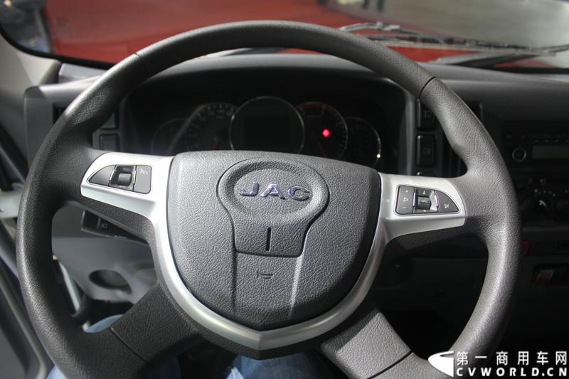   2014年11月20日-23日, 2014广州国际商用车展在广州琶洲中国进出口商品交易会展馆B区举行。作为国内主流商用车企业之一，此次江淮汽车携旗下帅铃全系主力车型及帅铃威司达中卡亮相。图为帅铃威司达中卡 