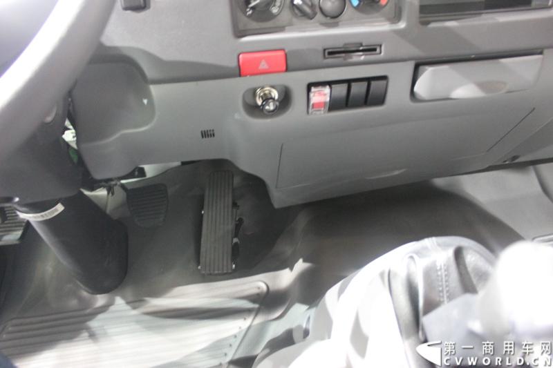   2014年11月20日-23日, 2014广州国际商用车展在广州琶洲中国进出口商品交易会展馆B区举行。作为国内主流商用车企业之一，此次江淮汽车携旗下帅铃全系主力车型及帅铃威司达中卡亮相。图为帅铃威司达中卡 