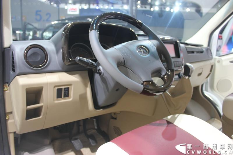   2014年11月20日-23日, 2014广州国际商用车展在广州琶洲中国进出口商品交易会展馆B区举行。作为国内主流商用车企业之一，此次江淮汽车携旗下帅铃全系主力车型及帅铃威司达中卡亮相。图为星锐6系