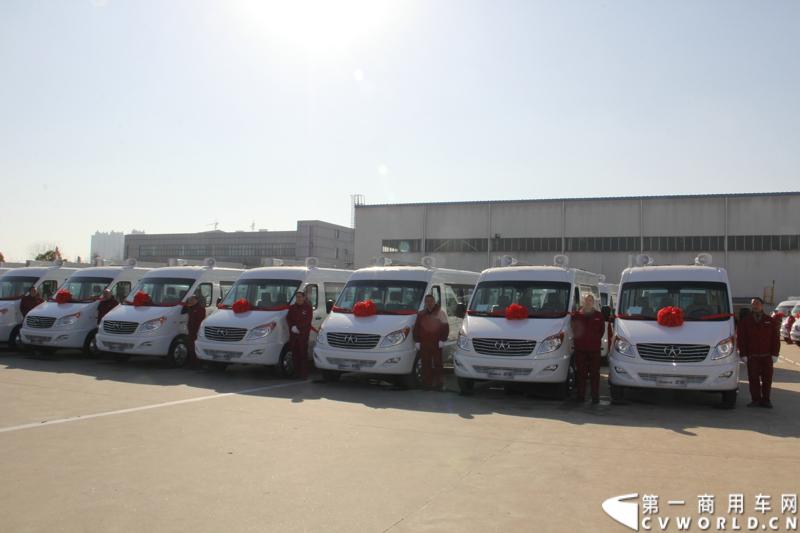 日前，江淮星锐电信流动营业车获得中国电信总部613辆批量采购。这也是中国电信今年以来的第一采购大单。2014年12月4日，江淮汽车在合肥的星锐工厂举行了隆重的交车仪式。图为江淮星锐电信流动营业车 