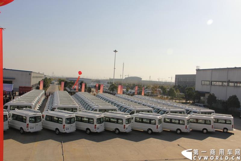 日前，江淮星锐电信流动营业车获得中国电信总部613辆批量采购。这也是中国电信今年以来的第一采购大单。2014年12月4日，江淮汽车在合肥的星锐工厂举行了隆重的交车仪式。图为江淮星锐电信流动营业车 