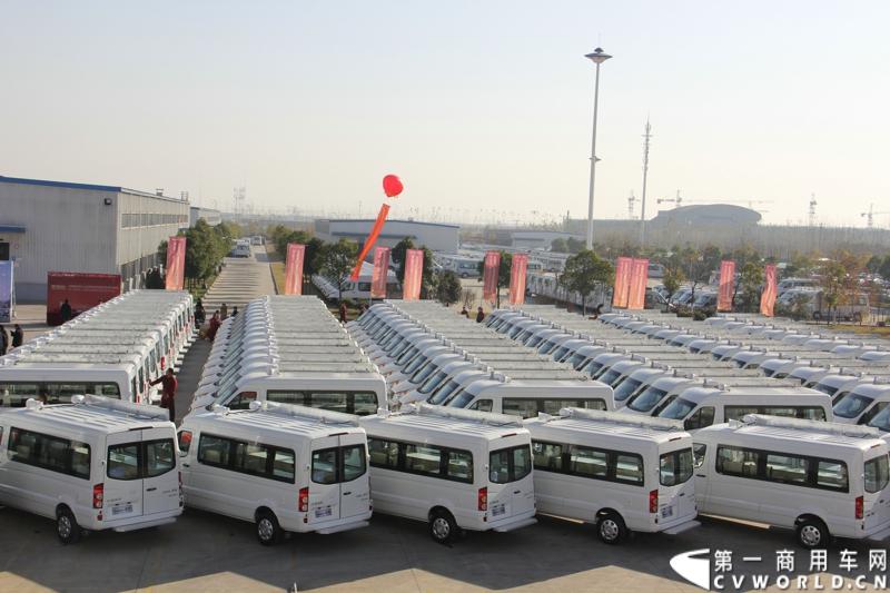 日前，江淮星锐电信流动营业车获得中国电信总部613辆批量采购。这也是中国电信今年以来的第一采购大单。2014年12月4日，江淮汽车在合肥的星锐工厂举行了隆重的交车仪式。图为江淮星锐电信流动营业车 