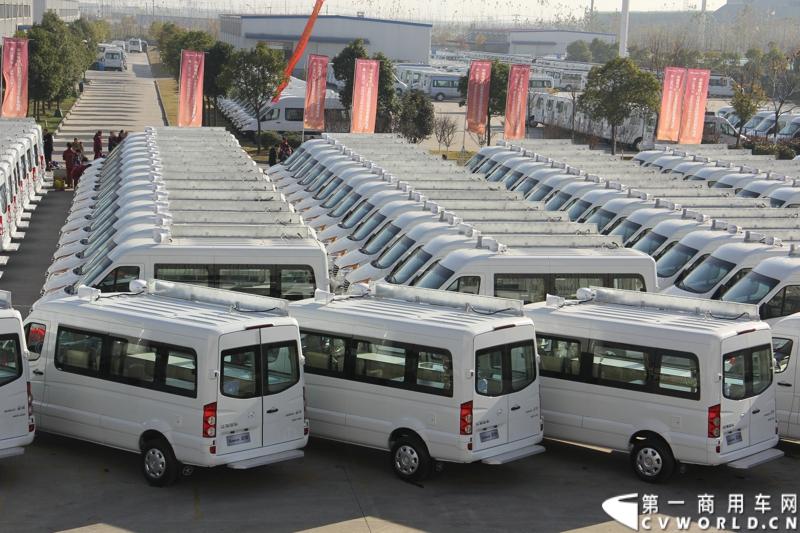 日前，江淮星锐电信流动营业车获得中国电信总部613辆批量采购。这也是中国电信今年以来的第一采购大单。2014年12月4日，江淮汽车在合肥的星锐工厂举行了隆重的交车仪式。图为江淮星锐电信流动营业车 