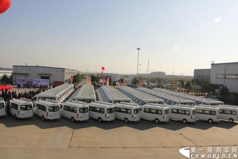 日前，江淮星锐电信流动营业车获得中国电信总部613辆批量采购。这也是中国电信今年以来的第一采购大单。2014年12月4日，江淮汽车在合肥的星锐工厂举行了隆重的交车仪式。图为江淮星锐电信流动营业车 