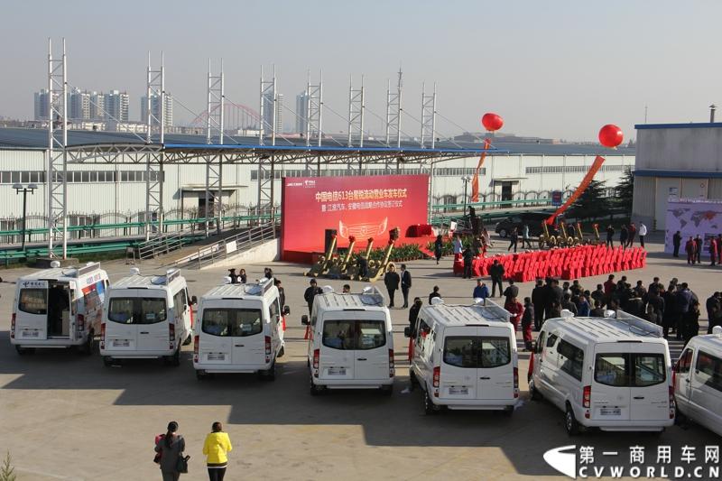 日前，江淮星锐电信流动营业车获得中国电信总部613辆批量采购。这也是中国电信今年以来的第一采购大单。2014年12月4日，江淮汽车在合肥的星锐工厂举行了隆重的交车仪式。图为江淮星锐电信流动营业车 