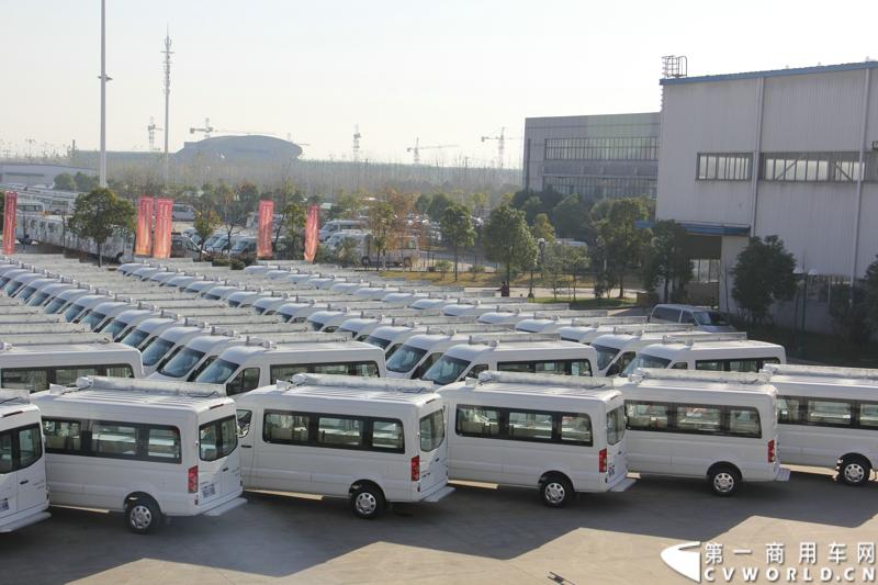 日前，江淮星锐电信流动营业车获得中国电信总部613辆批量采购。这也是中国电信今年以来的第一采购大单。2014年12月4日，江淮汽车在合肥的星锐工厂举行了隆重的交车仪式。图为江淮星锐电信流动营业车 