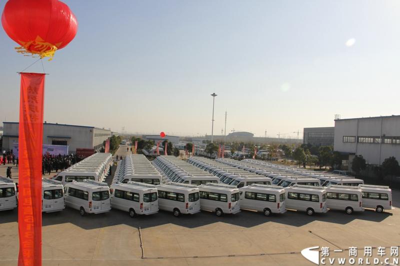 日前，江淮星锐电信流动营业车获得中国电信总部613辆批量采购。这也是中国电信今年以来的第一采购大单。2014年12月4日，江淮汽车在合肥的星锐工厂举行了隆重的交车仪式。图为江淮星锐电信流动营业车 