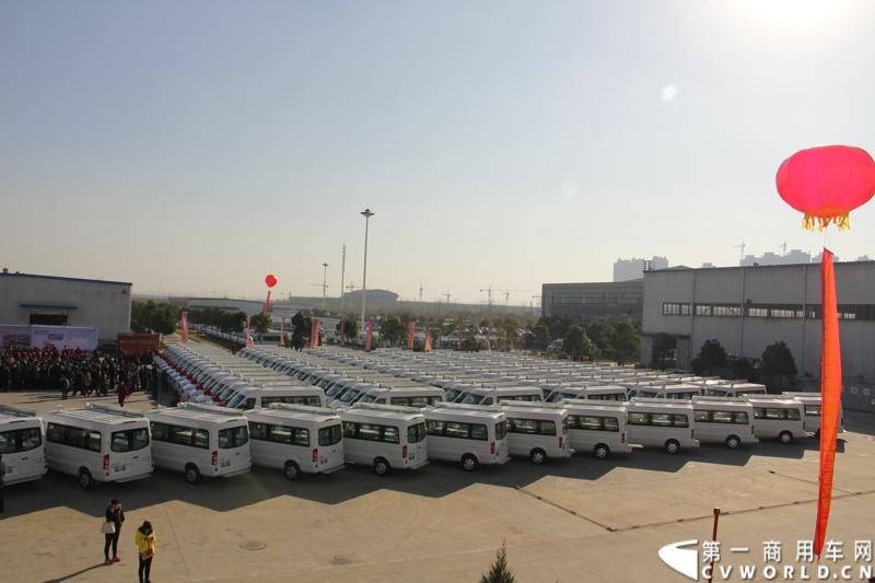 日前，江淮星锐电信流动营业车获得中国电信总部613辆批量采购。这也是中国电信今年以来的第一采购大单。2014年12月4日，江淮汽车在合肥的星锐工厂举行了隆重的交车仪式。图为江淮星锐电信流动营业车 