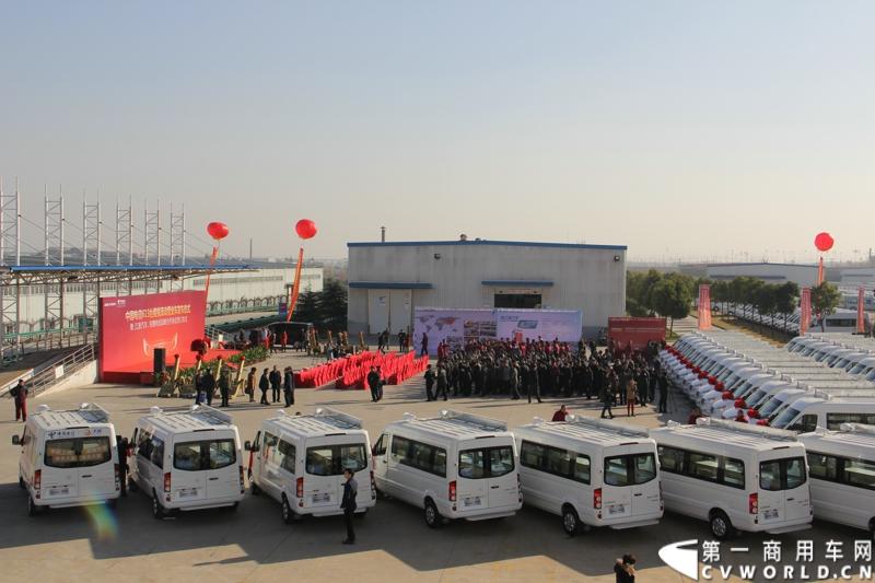 日前，江淮星锐电信流动营业车获得中国电信总部613辆批量采购。这也是中国电信今年以来的第一采购大单。2014年12月4日，江淮汽车在合肥的星锐工厂举行了隆重的交车仪式。图为江淮星锐电信流动营业车 