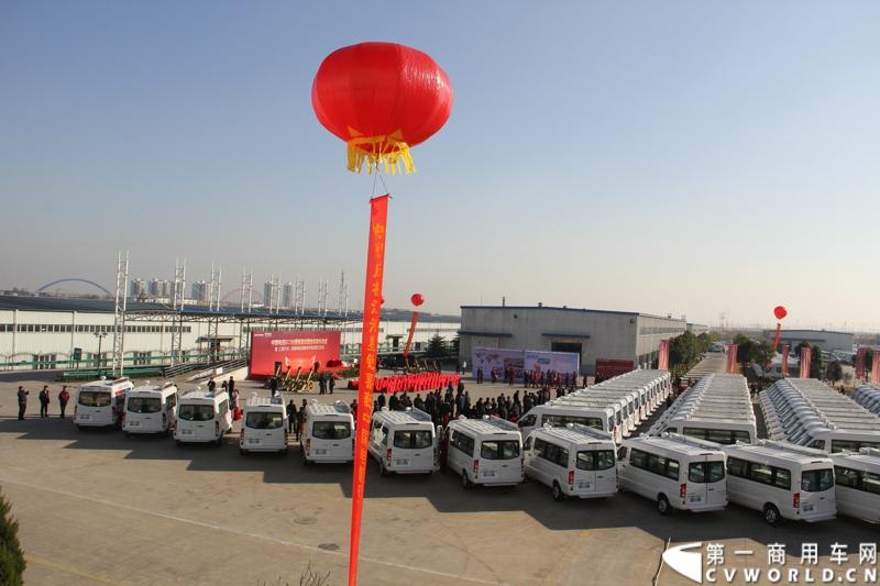 日前，江淮星锐电信流动营业车获得中国电信总部613辆批量采购。这也是中国电信今年以来的第一采购大单。2014年12月4日，江淮汽车在合肥的星锐工厂举行了隆重的交车仪式。图为江淮星锐电信流动营业车 