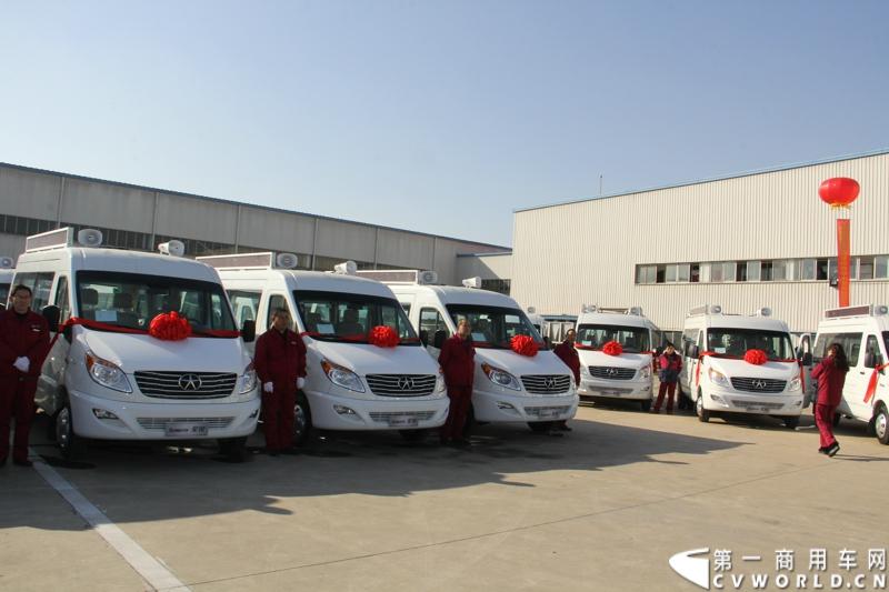 日前，江淮星锐电信流动营业车获得中国电信总部613辆批量采购。这也是中国电信今年以来的第一采购大单。2014年12月4日，江淮汽车在合肥的星锐工厂举行了隆重的交车仪式。图为江淮星锐电信流动营业车 