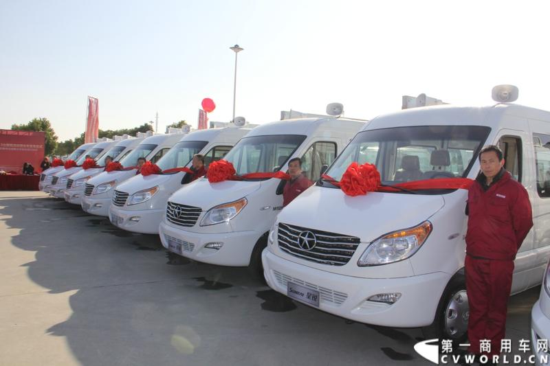 日前，江淮星锐电信流动营业车获得中国电信总部613辆批量采购。这也是中国电信今年以来的第一采购大单。2014年12月4日，江淮汽车在合肥的星锐工厂举行了隆重的交车仪式。图为江淮星锐电信流动营业车 