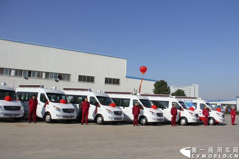 日前，江淮星锐电信流动营业车获得中国电信总部613辆批量采购。这也是中国电信今年以来的第一采购大单。2014年12月4日，江淮汽车在合肥的星锐工厂举行了隆重的交车仪式。图为江淮星锐电信流动营业车 