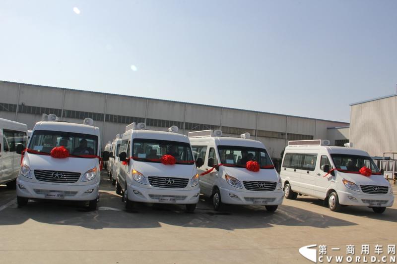 日前，江淮星锐电信流动营业车获得中国电信总部613辆批量采购。这也是中国电信今年以来的第一采购大单。2014年12月4日，江淮汽车在合肥的星锐工厂举行了隆重的交车仪式。图为江淮星锐电信流动营业车 