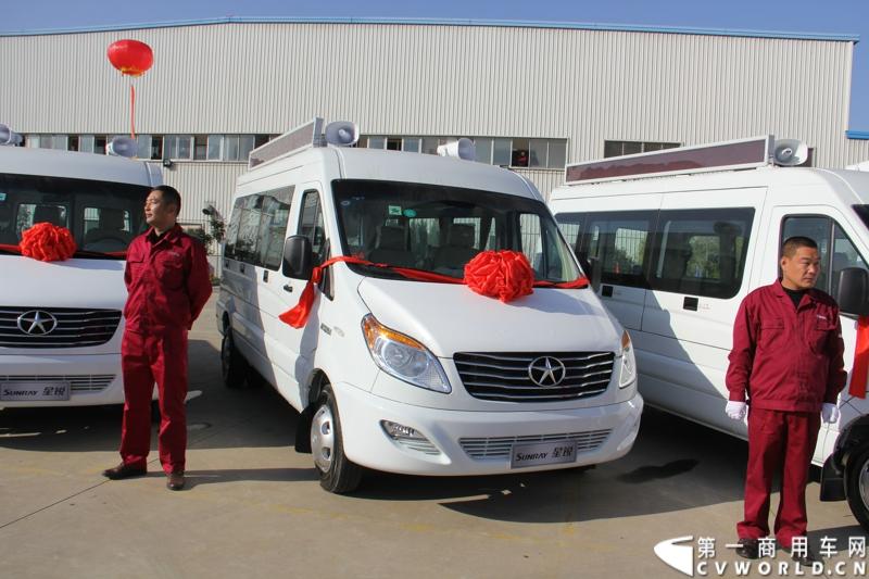 日前，江淮星锐电信流动营业车获得中国电信总部613辆批量采购。这也是中国电信今年以来的第一采购大单。2014年12月4日，江淮汽车在合肥的星锐工厂举行了隆重的交车仪式。图为江淮星锐电信流动营业车 