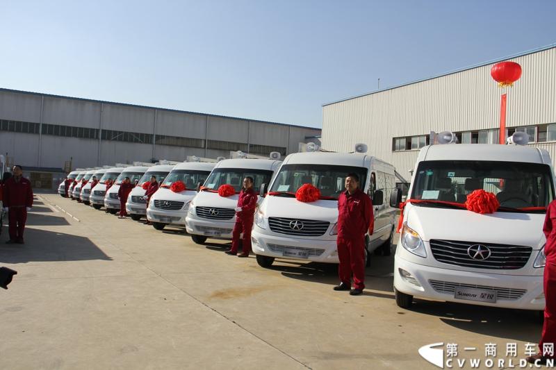 日前，江淮星锐电信流动营业车获得中国电信总部613辆批量采购。这也是中国电信今年以来的第一采购大单。2014年12月4日，江淮汽车在合肥的星锐工厂举行了隆重的交车仪式。图为江淮星锐电信流动营业车 