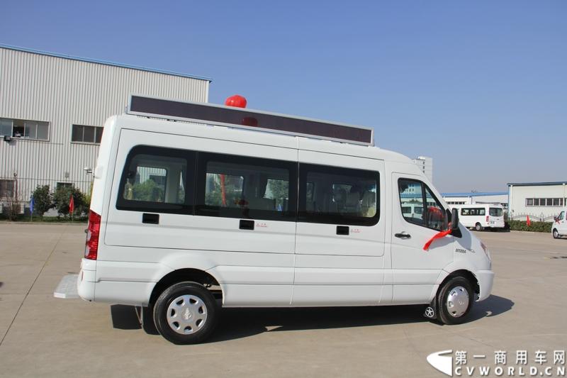 日前，江淮星锐电信流动营业车获得中国电信总部613辆批量采购。这也是中国电信今年以来的第一采购大单。2014年12月4日，江淮汽车在合肥的星锐工厂举行了隆重的交车仪式。图为江淮星锐电信流动营业车正式发车