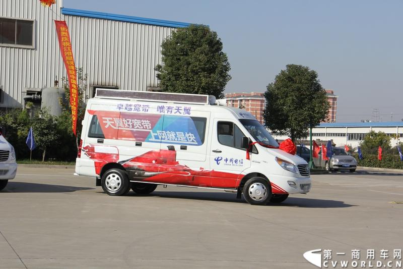 日前，江淮星锐电信流动营业车获得中国电信总部613辆批量采购。这也是中国电信今年以来的第一采购大单。2014年12月4日，江淮汽车在合肥的星锐工厂举行了隆重的交车仪式。图为江淮星锐电信流动营业车正式发车