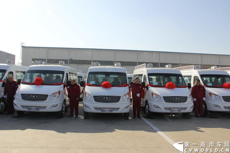 日前，江淮星锐电信流动营业车获得中国电信总部613辆批量采购。这也是中国电信今年以来的第一采购大单。2014年12月4日，江淮汽车在合肥的星锐工厂举行了隆重的交车仪式。图为江淮星锐电信流动营业车 