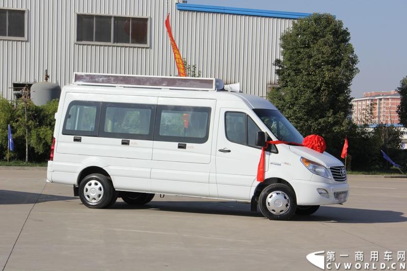 日前，江淮星锐电信流动营业车获得中国电信总部613辆批量采购。这也是中国电信今年以来的第一采购大单。2014年12月4日，江淮汽车在合肥的星锐工厂举行了隆重的交车仪式。图为江淮星锐电信流动营业车正式发车