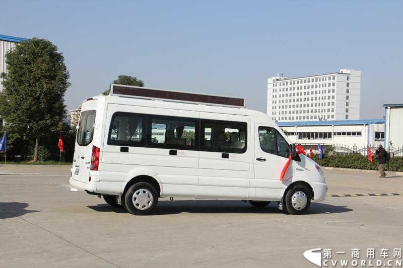 日前，江淮星锐电信流动营业车获得中国电信总部613辆批量采购。这也是中国电信今年以来的第一采购大单。2014年12月4日，江淮汽车在合肥的星锐工厂举行了隆重的交车仪式。图为江淮星锐电信流动营业车正式发车