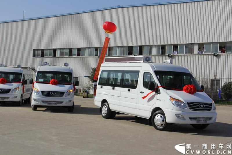 日前，江淮星锐电信流动营业车获得中国电信总部613辆批量采购。这也是中国电信今年以来的第一采购大单。2014年12月4日，江淮汽车在合肥的星锐工厂举行了隆重的交车仪式。图为江淮星锐电信流动营业车正式发车