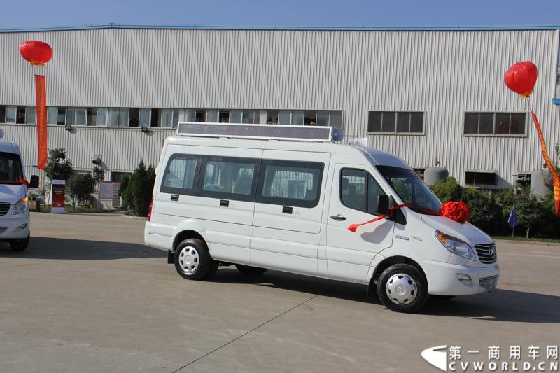 日前，江淮星锐电信流动营业车获得中国电信总部613辆批量采购。这也是中国电信今年以来的第一采购大单。2014年12月4日，江淮汽车在合肥的星锐工厂举行了隆重的交车仪式。图为江淮星锐电信流动营业车正式发车