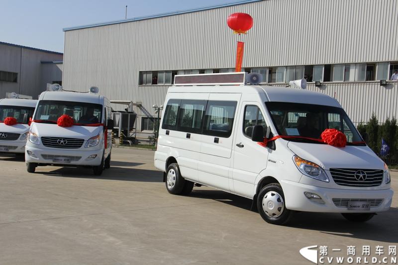 日前，江淮星锐电信流动营业车获得中国电信总部613辆批量采购。这也是中国电信今年以来的第一采购大单。2014年12月4日，江淮汽车在合肥的星锐工厂举行了隆重的交车仪式。图为江淮星锐电信流动营业车正式发车