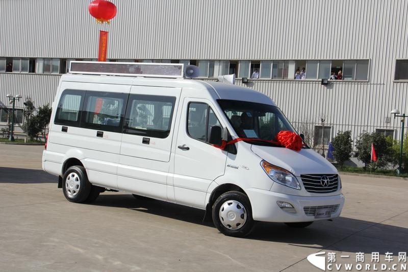 日前，江淮星锐电信流动营业车获得中国电信总部613辆批量采购。这也是中国电信今年以来的第一采购大单。2014年12月4日，江淮汽车在合肥的星锐工厂举行了隆重的交车仪式。图为江淮星锐电信流动营业车正式发车