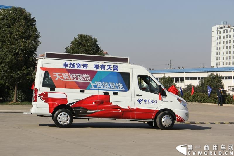 日前，江淮星锐电信流动营业车获得中国电信总部613辆批量采购。这也是中国电信今年以来的第一采购大单。2014年12月4日，江淮汽车在合肥的星锐工厂举行了隆重的交车仪式。图为江淮星锐电信流动营业车正式发车