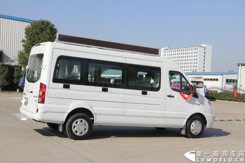 日前，江淮星锐电信流动营业车获得中国电信总部613辆批量采购。这也是中国电信今年以来的第一采购大单。2014年12月4日，江淮汽车在合肥的星锐工厂举行了隆重的交车仪式。图为江淮星锐电信流动营业车正式发车