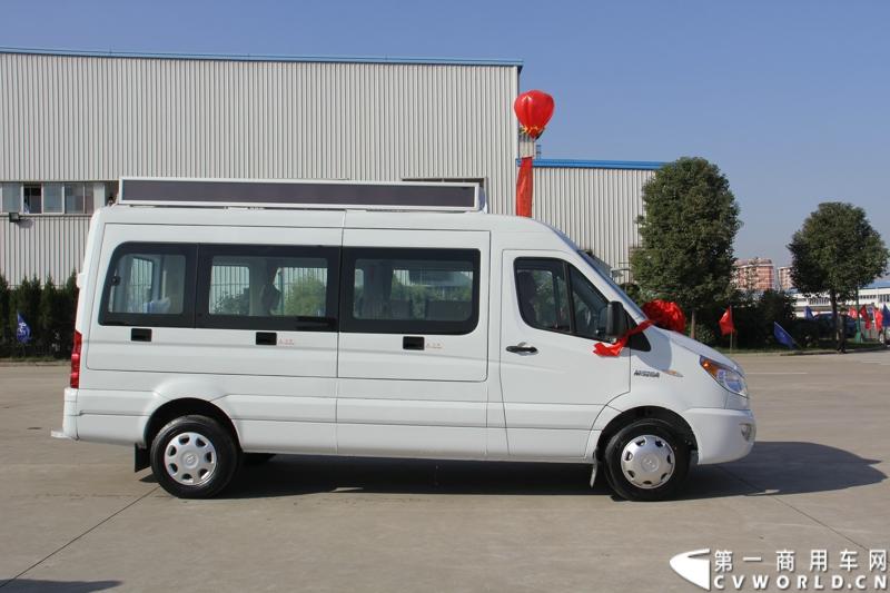 日前，江淮星锐电信流动营业车获得中国电信总部613辆批量采购。这也是中国电信今年以来的第一采购大单。2014年12月4日，江淮汽车在合肥的星锐工厂举行了隆重的交车仪式。图为江淮星锐电信流动营业车正式发车