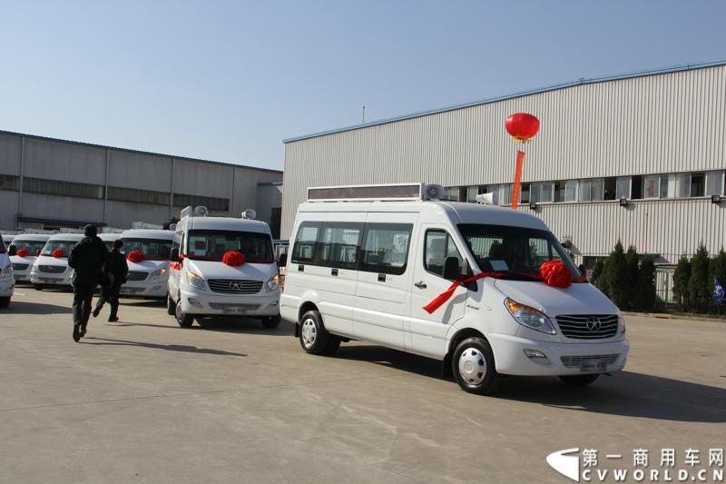 日前，江淮星锐电信流动营业车获得中国电信总部613辆批量采购。这也是中国电信今年以来的第一采购大单。2014年12月4日，江淮汽车在合肥的星锐工厂举行了隆重的交车仪式。图为江淮星锐电信流动营业车正式发车