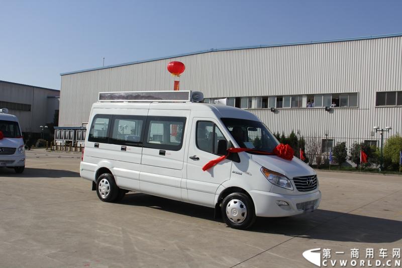 日前，江淮星锐电信流动营业车获得中国电信总部613辆批量采购。这也是中国电信今年以来的第一采购大单。2014年12月4日，江淮汽车在合肥的星锐工厂举行了隆重的交车仪式。图为江淮星锐电信流动营业车正式发车