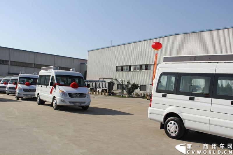 日前，江淮星锐电信流动营业车获得中国电信总部613辆批量采购。这也是中国电信今年以来的第一采购大单。2014年12月4日，江淮汽车在合肥的星锐工厂举行了隆重的交车仪式。图为江淮星锐电信流动营业车正式发车