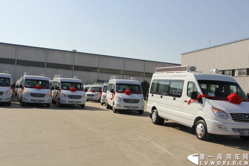 日前，江淮星锐电信流动营业车获得中国电信总部613辆批量采购。这也是中国电信今年以来的第一采购大单。2014年12月4日，江淮汽车在合肥的星锐工厂举行了隆重的交车仪式。图为江淮星锐电信流动营业车正式发车