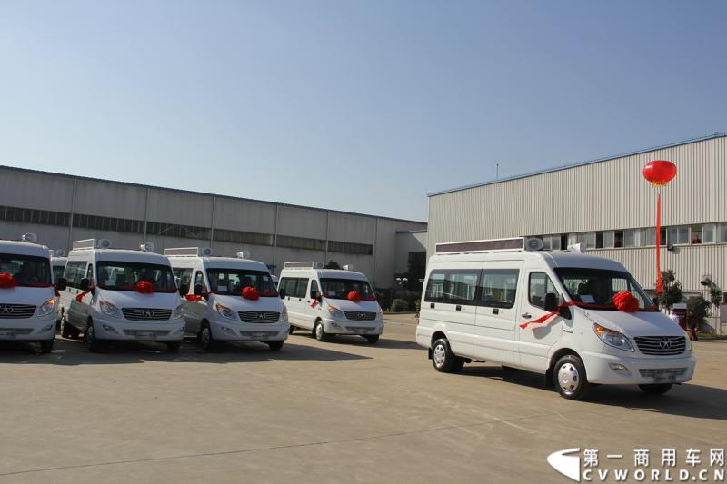 日前，江淮星锐电信流动营业车获得中国电信总部613辆批量采购。这也是中国电信今年以来的第一采购大单。2014年12月4日，江淮汽车在合肥的星锐工厂举行了隆重的交车仪式。图为江淮星锐电信流动营业车正式发车