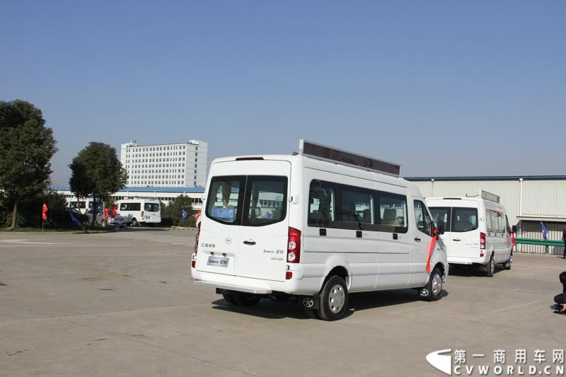 日前，江淮星锐电信流动营业车获得中国电信总部613辆批量采购。这也是中国电信今年以来的第一采购大单。2014年12月4日，江淮汽车在合肥的星锐工厂举行了隆重的交车仪式。图为江淮星锐电信流动营业车正式发车