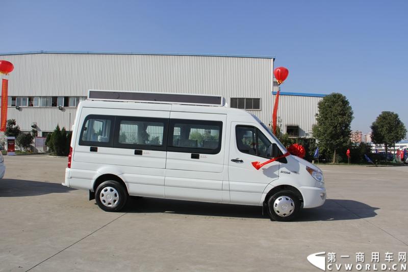 日前，江淮星锐电信流动营业车获得中国电信总部613辆批量采购。这也是中国电信今年以来的第一采购大单。2014年12月4日，江淮汽车在合肥的星锐工厂举行了隆重的交车仪式。图为江淮星锐电信流动营业车正式发车