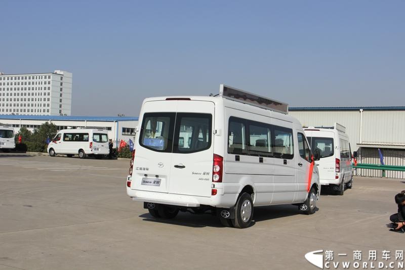 日前，江淮星锐电信流动营业车获得中国电信总部613辆批量采购。这也是中国电信今年以来的第一采购大单。2014年12月4日，江淮汽车在合肥的星锐工厂举行了隆重的交车仪式。图为江淮星锐电信流动营业车正式发车