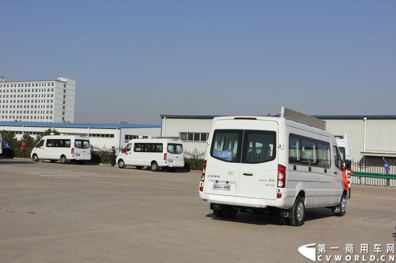 日前，江淮星锐电信流动营业车获得中国电信总部613辆批量采购。这也是中国电信今年以来的第一采购大单。2014年12月4日，江淮汽车在合肥的星锐工厂举行了隆重的交车仪式。图为江淮星锐电信流动营业车正式发车