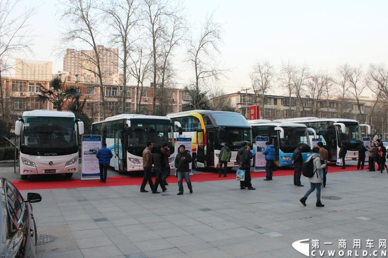 12月5日，北汽福田汽车股份有限公司旗下福田欧辉客车品牌携手80余位河北省公路、旅游和团体客户，举办了“保持APEC蓝 河北在行动”的价值体验之旅主题活动。图为福田欧辉“保持APEC蓝 河北在行动”展车活动现场