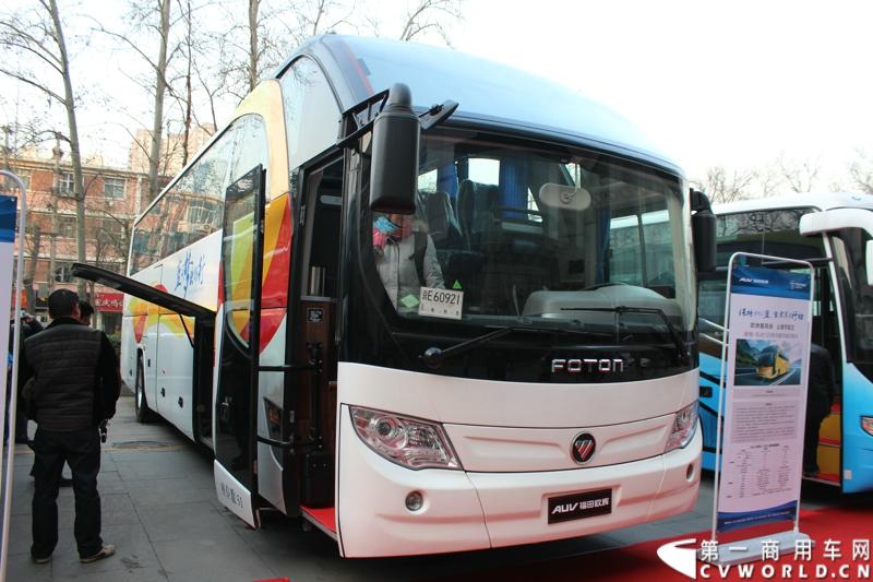 12月5日，北汽福田汽车股份有限公司旗下福田欧辉客车品牌携手80余位河北省公路、旅游和团体客户，举办了“保持APEC蓝 河北在行动”的价值体验之旅主题活动。图为福田欧辉BJ6129 LNG城间客车